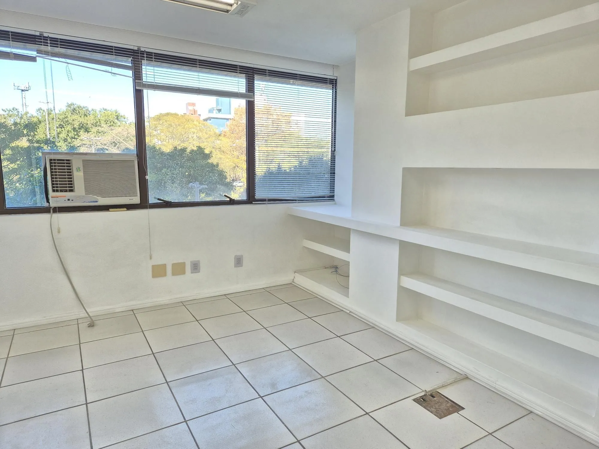 Imagem Sala com 6 divisórias e 2 vagas