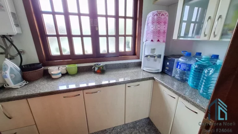 Imagem Casa com edícula, 04 quartos sendo 2 suítes, amplo terreno fundos, no Atuba em Curitiba PR