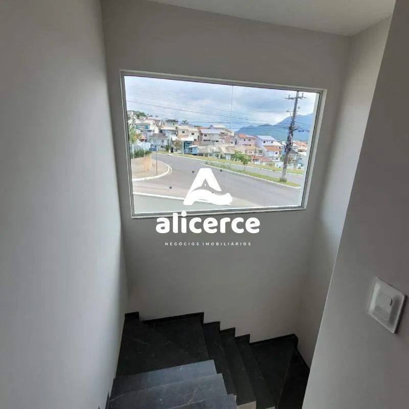 Imagem Sobrado à venda com 3 quartos 1 suíte, 122m² em Forquilhas São José