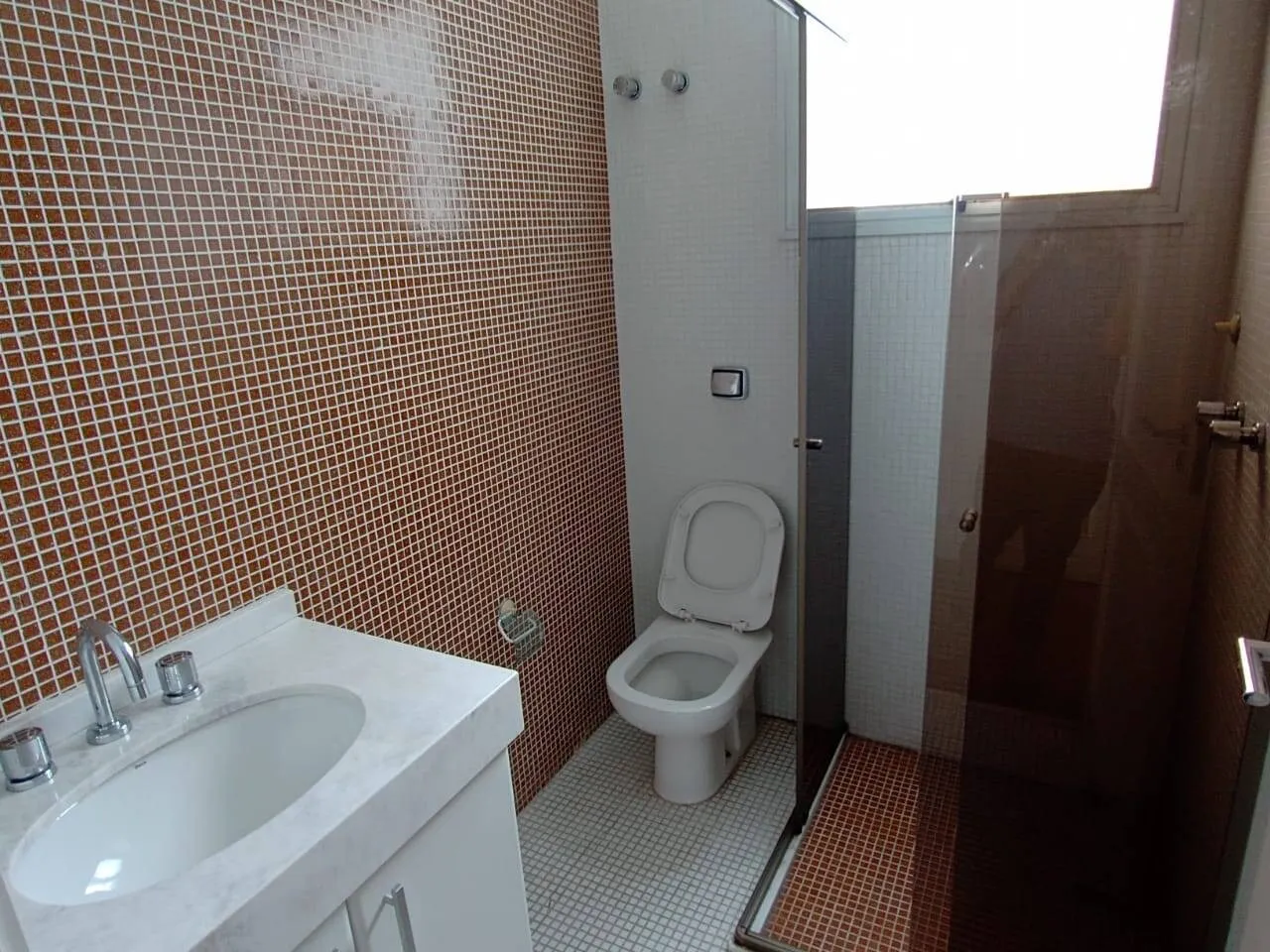 Imagem Casa Clean de Alto Padrão no Melhor Condomínio de Alphaville - 5 Suítes, Piscina e Área de Lazer