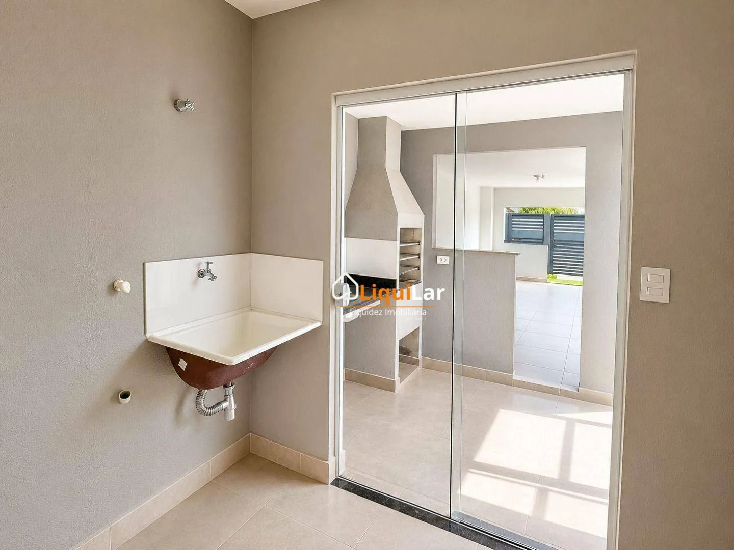 Imagem Oportunidade no Jardim Samambaia! Casa térrea com 2 quartos, sendo 1 suíte, sala ampla, cozinha americana, banheiro social, área de serviço e varanda