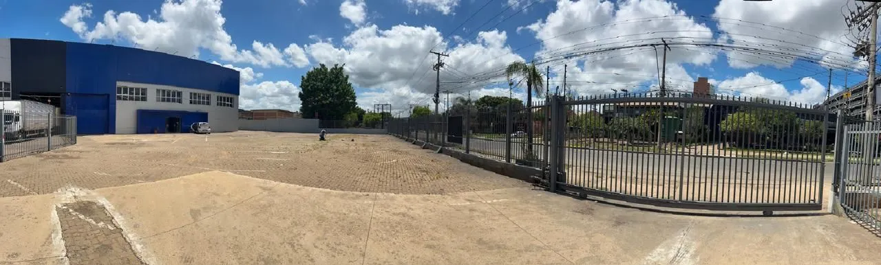 Imagem MÁFFER IMÓVEIS ALUGA - OPORTUNIDADE COMERCIAL IMPERDÍVEL! Localização estratégica: Próximo ao Aeroporto Salgado Filho, com fácil acesso logístico e viário. Área total: 3.351,30 m² Amplo estacionamento: Espaço para automóveis, motos e caminhões ️ Pavilhão 