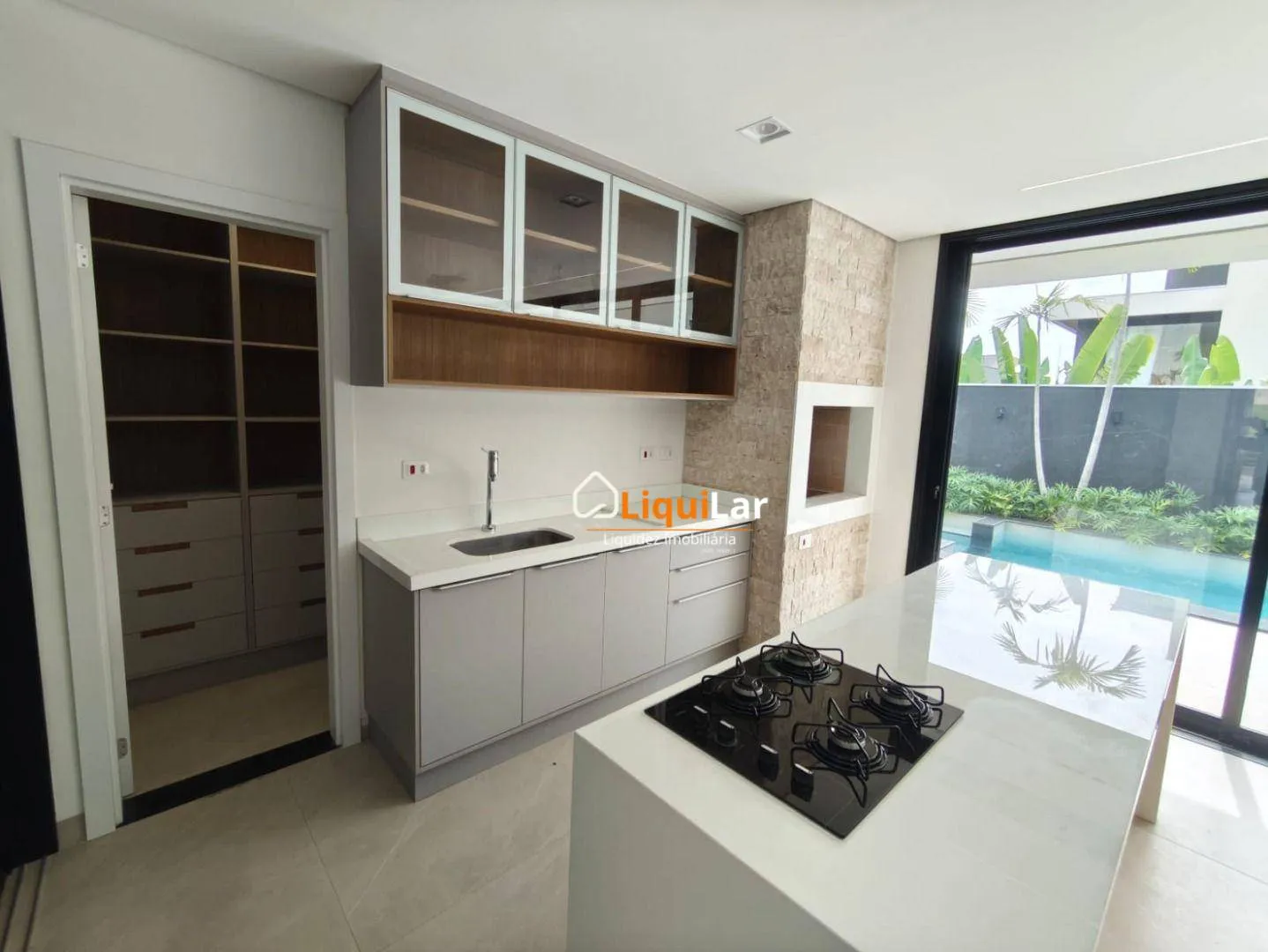 Imagem Sobrado de Alto Padrão no Alphaville II com 4 Suítes, Piscina e Suíte Master com Closet