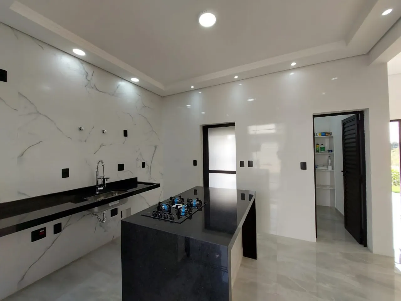 Imagem Impecável casa à venda em Sorocaba-SP, Wanel Ville: 3 quartos, 3 suítes, 145 m² de área, 4 banheiros e 2 vagas. Confira já!