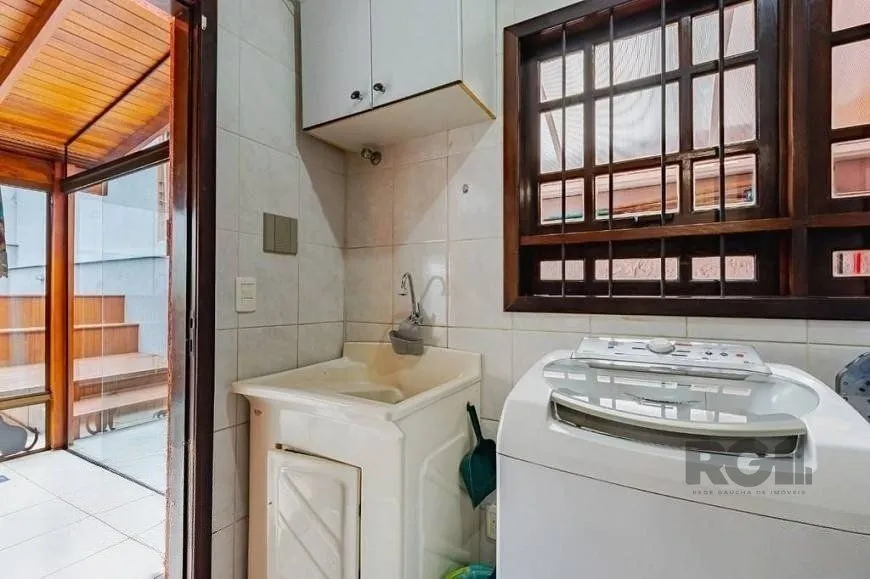 Imagem Excelente casa de 209m² com 3 dormitórios, piscina e 3 vagas de garagem.