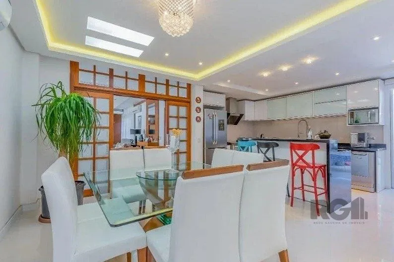 Imagem Casa 221m² - 3 dormitórios, 1 suíte, 4 vagas de garagem no bairro Vila Assunção