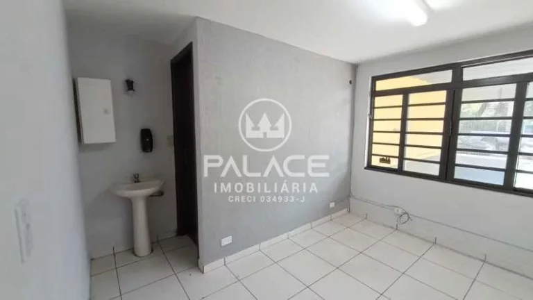 Imagem Excelente ponto comercial disponível para venda, com vão livre de 105m² e área construída total...