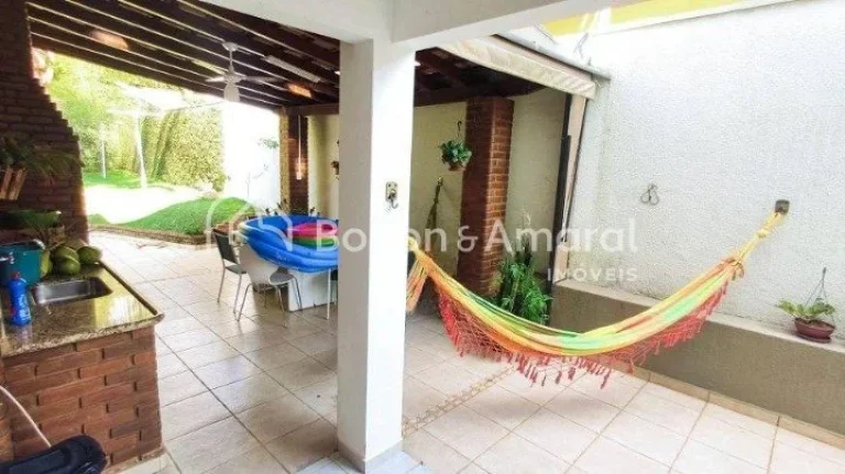 Imagem Casa com vista panorâmica para bosque, construída em rua tranquila sem saída. Na área social, en...