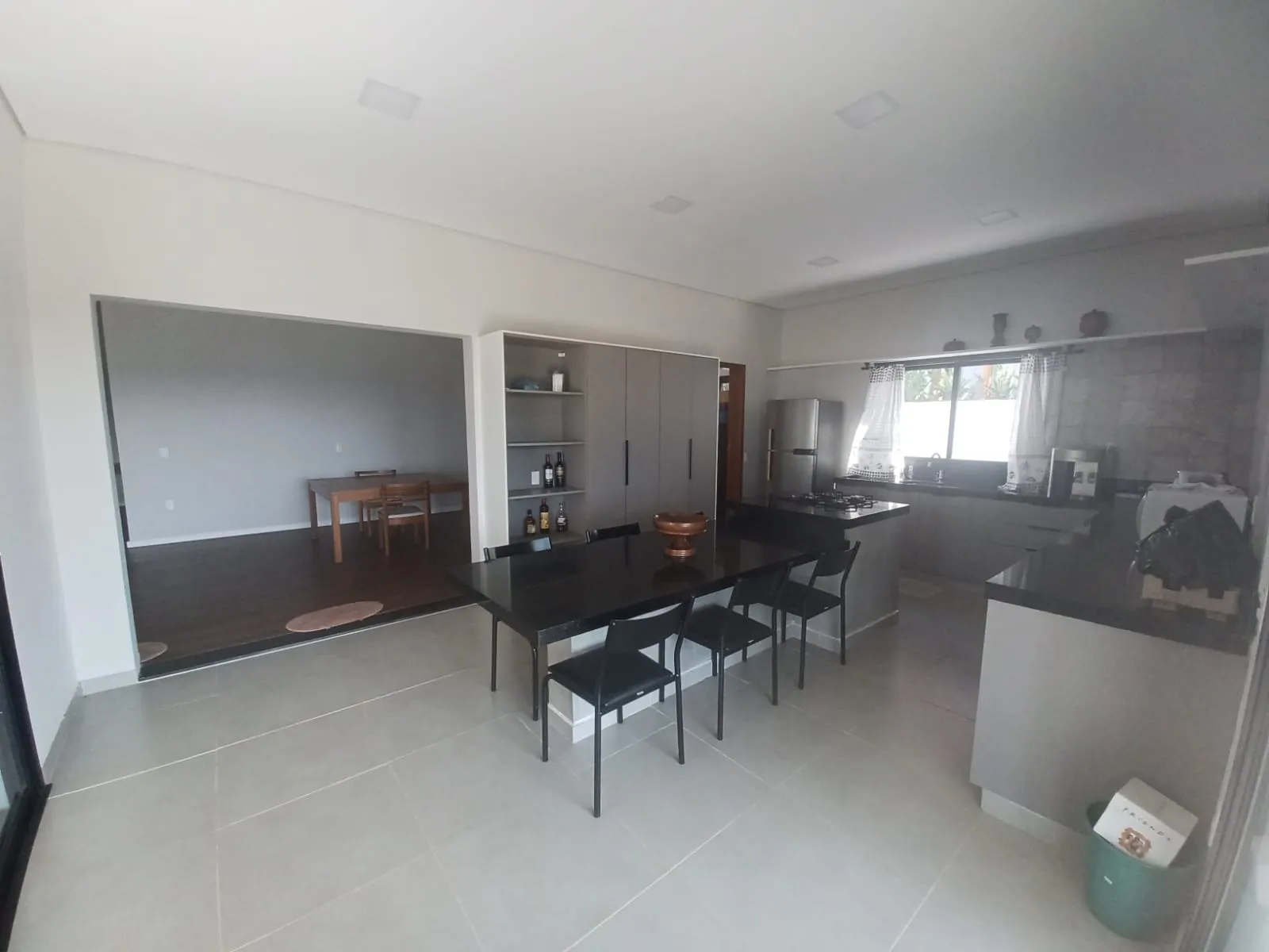 Imagem Casa de 350,00m² Construído Localizada no Condomínio Residencial Village Ipanema I!
