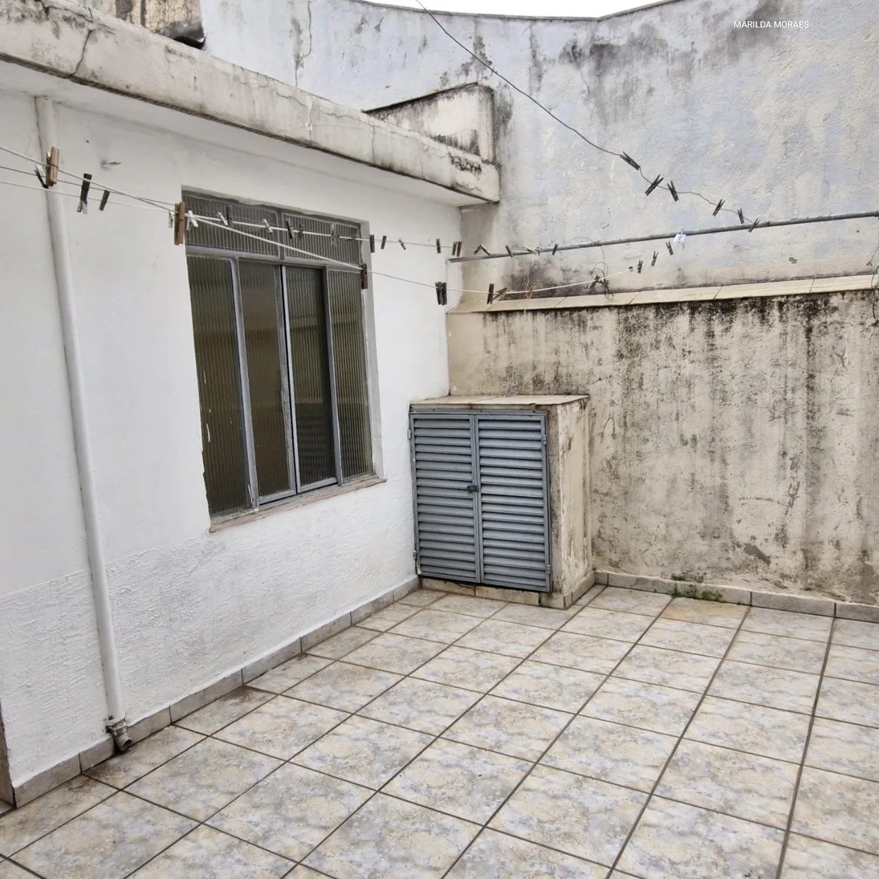 Imagem Casa confortável de 2 dormitórios, 2 banheiros, sala para dois ambientes, com entrada lateral e va...