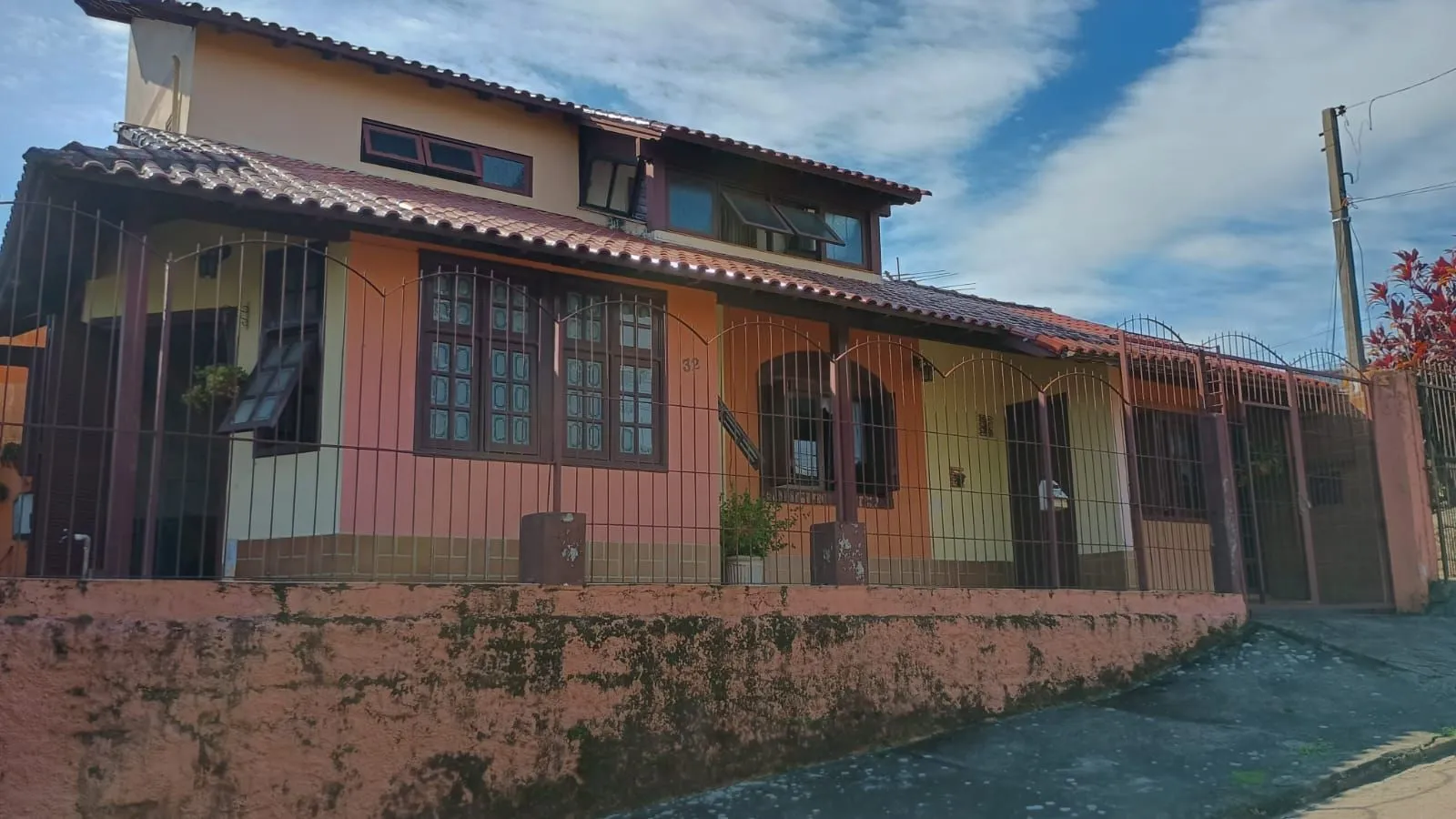 Imagem Casa 3 dormitórios, 1 suíte, 2 vagas, Bairro Monte Carlo