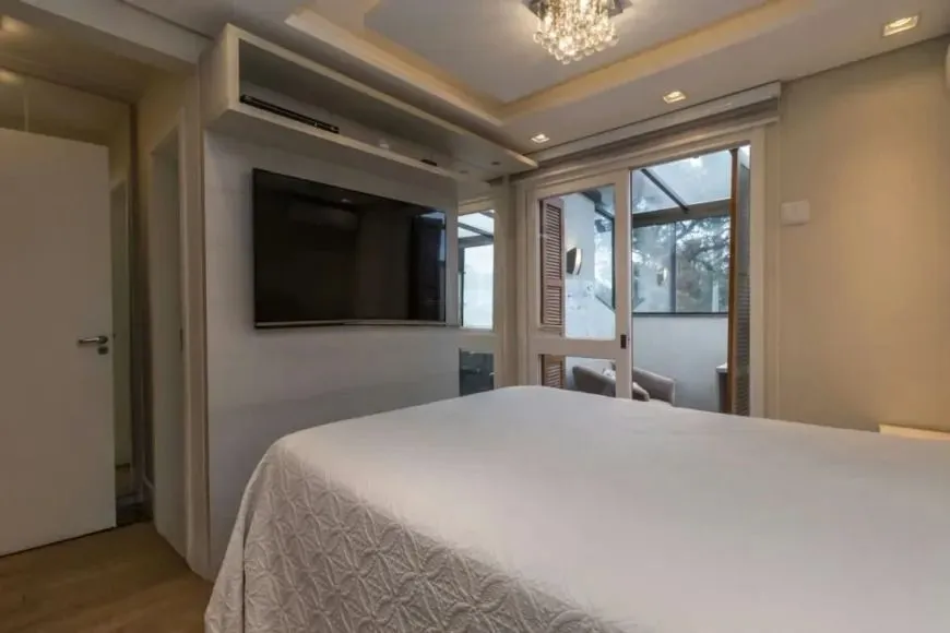 Imagem Casa Seminova 3 Dorm com Pátio e 4 Vagas no Jardim Planalto