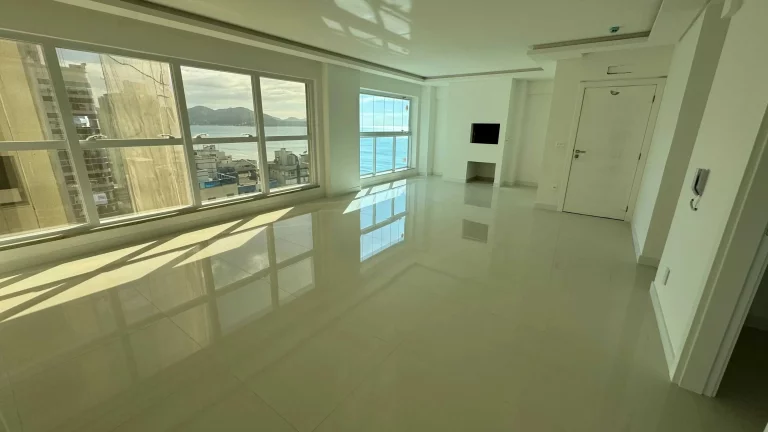 Imagem Apartamento com 4 suítes e 2 vagas de garagem no Centro em Itapema/SC