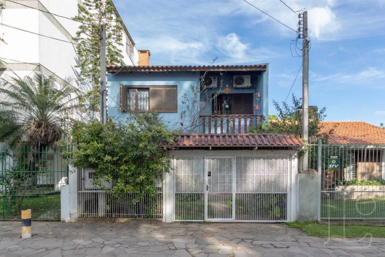 Imagem Sobrado para Venda - 241m², 4 dormitórios, sendo 1 suites, 1 vaga - Camaquã