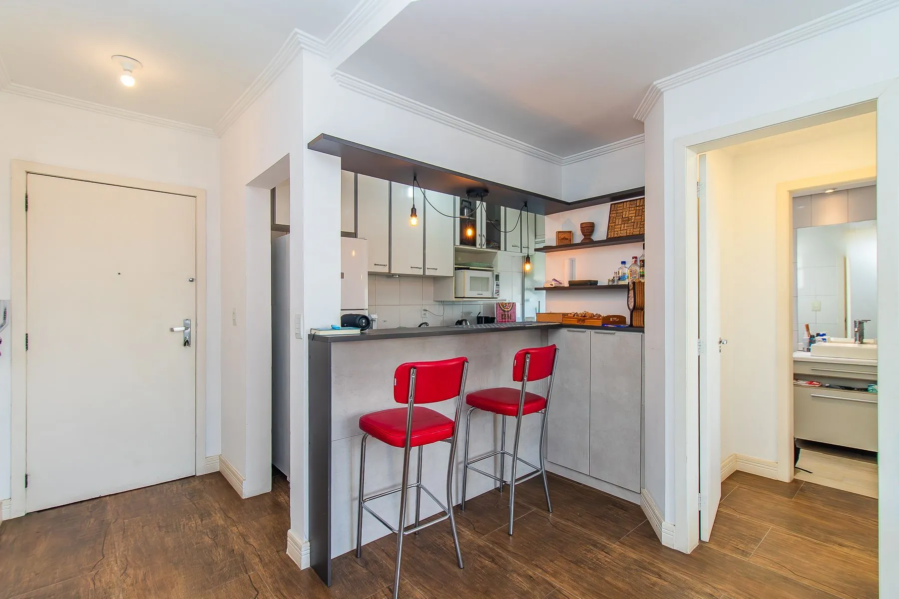 Imagem Amplo apartamento duplex com 2 dormitórios e 1 vaga de garagem.