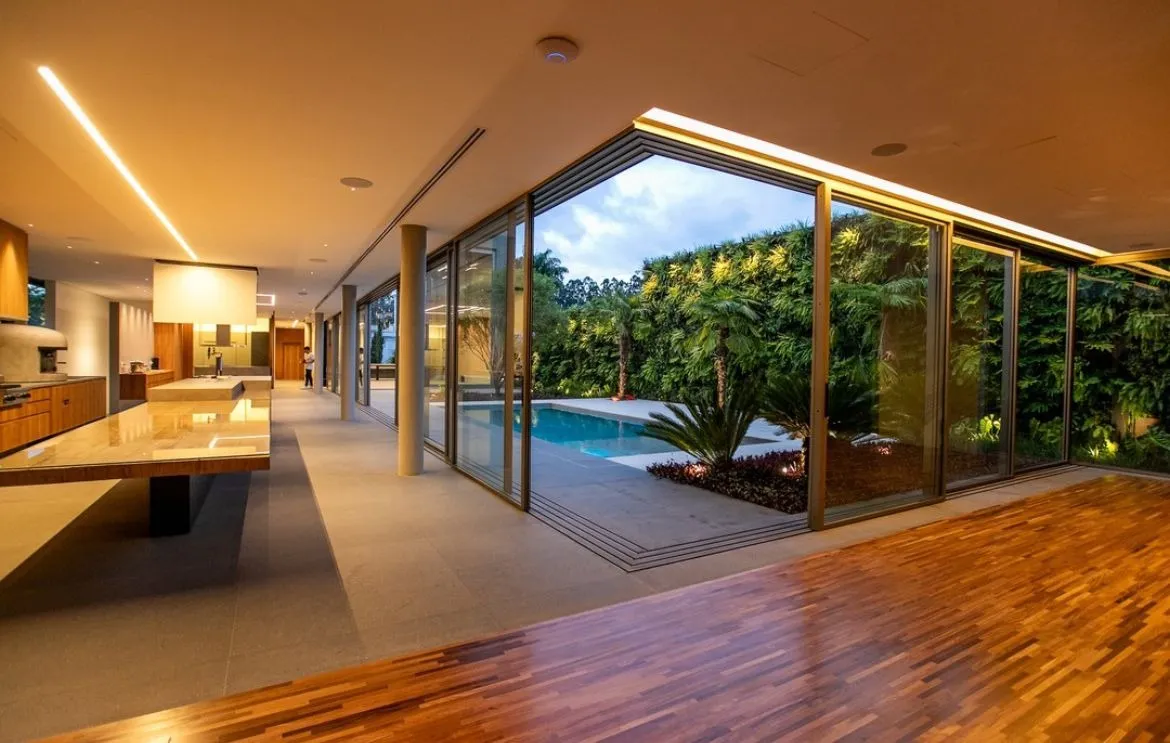 Imagem Venha conhecer essa incrível mansão de alto padrão, com 05 suítes amplas e luxuosas, todas com closets para um maior conforto e praticidade.