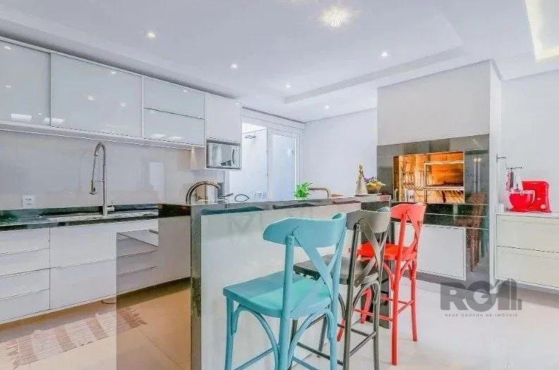 Imagem Casa 221m² - 3 dormitórios, 1 suíte, 4 vagas de garagem no bairro Vila Assunção