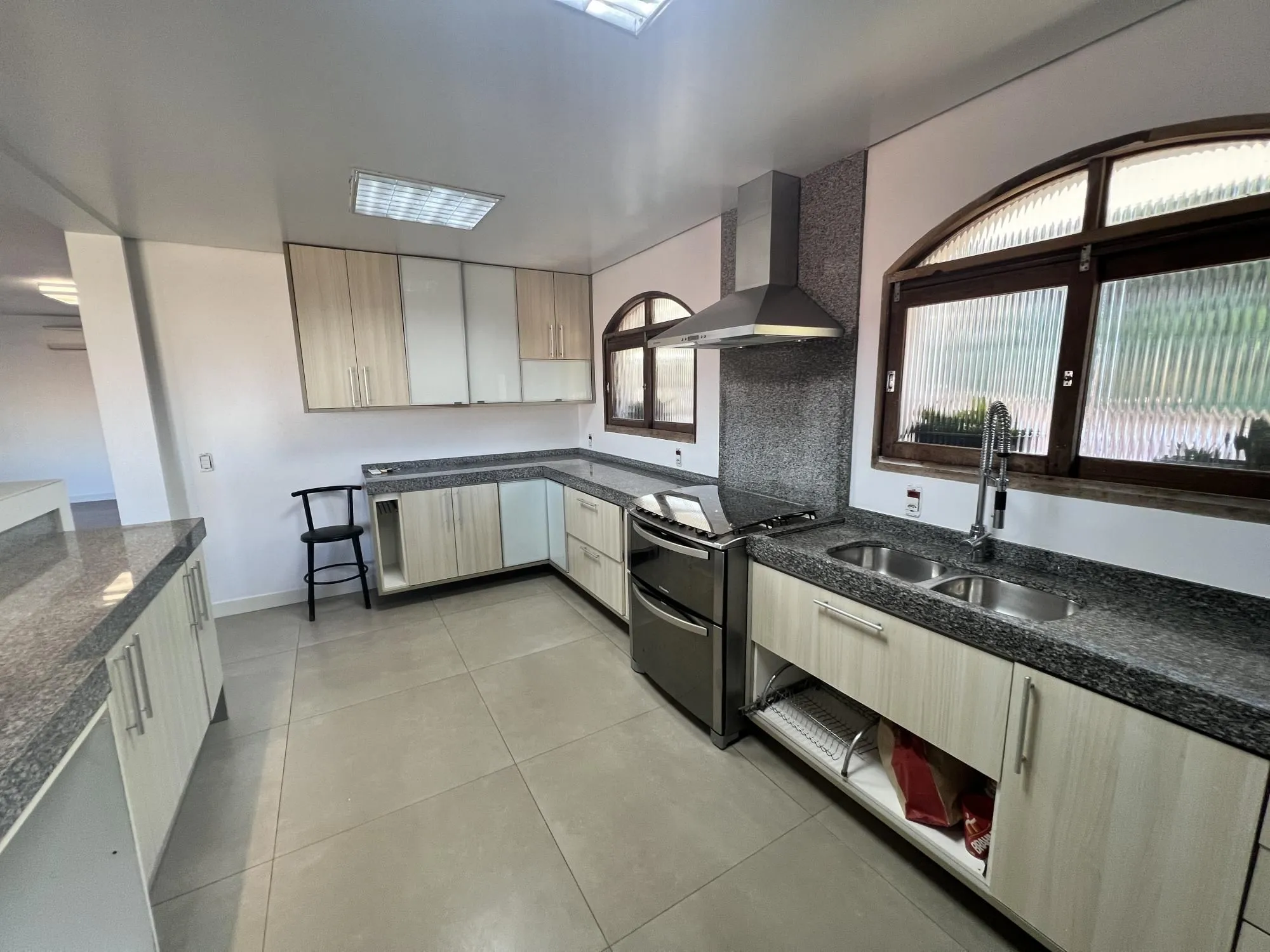 Imagem Belíssima casa no Bairro Tristeza com 645m²