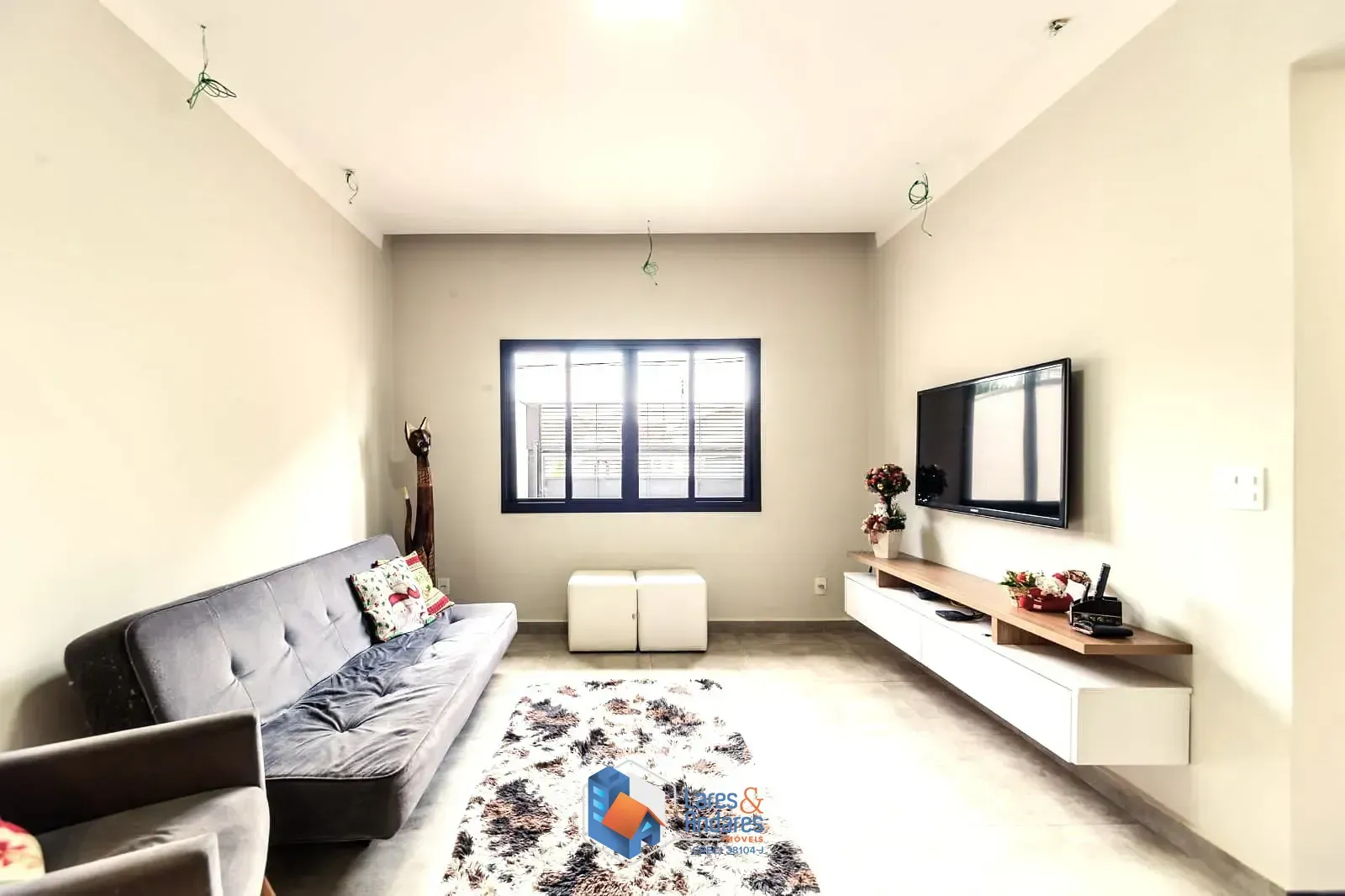 Foto do imóvel À VENDA, IMPERDÍVEL! SOBRADO REFORMADO NÃO GEMINADO COM 3 DORMS, SUÍTE, QUINTAL, ENERGIA SOLAR E EXCELENTE LOCALIZAÇÃO! em Rua Professor Macedo Soares