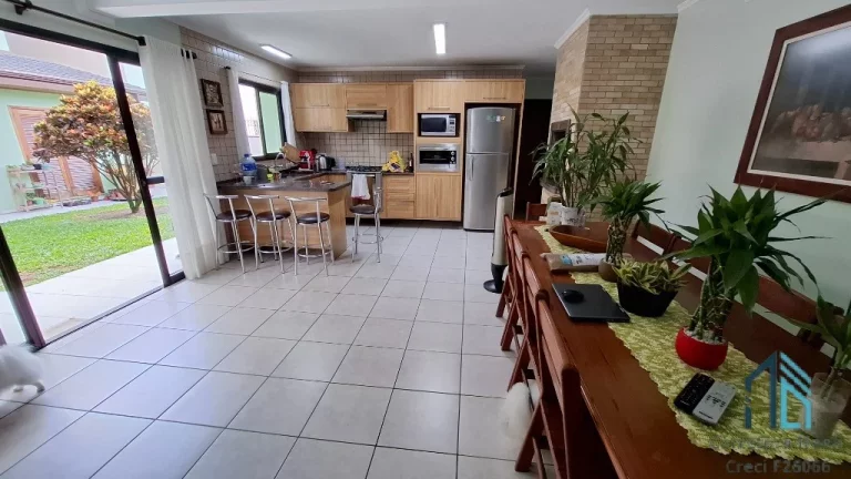 Foto do imóvel Casa com edícula, 04 quartos sendo 2 suítes, amplo terreno fundos, no Atuba em Curitiba PR