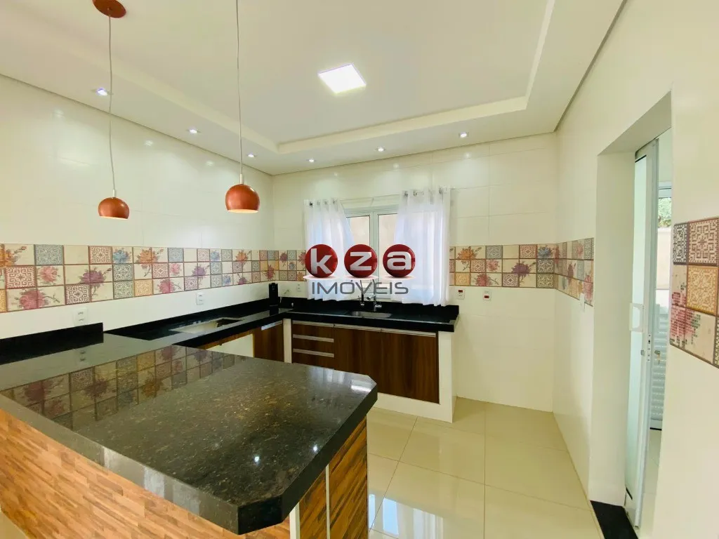 Imagem Casa para locação em condomínio exclusivo de Valinhos-SP, 3 quartos, 3 suítes, 3 salas, 5 banheiros, 6 vagas, 242m². Lenheiro