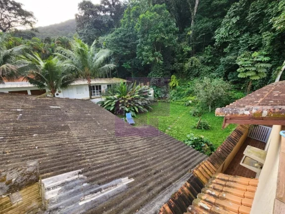 Imagem Excelente Casa à Venda em Guaiúba, Guarujá - 3 Dormitórios, Suíte e 4 Vagas de Garagem