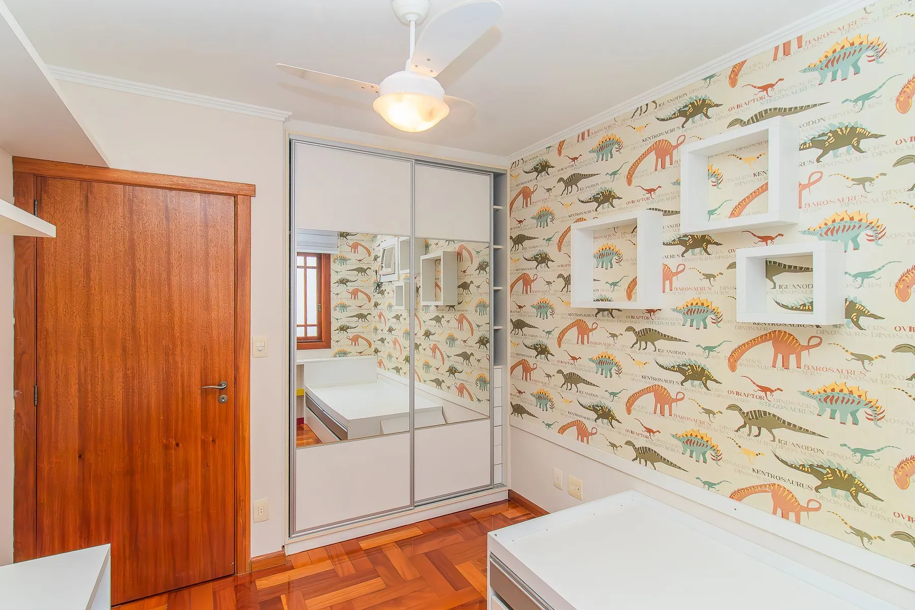 Imagem Apartamento semi mobiliado, impecável, com 126m² privativo.