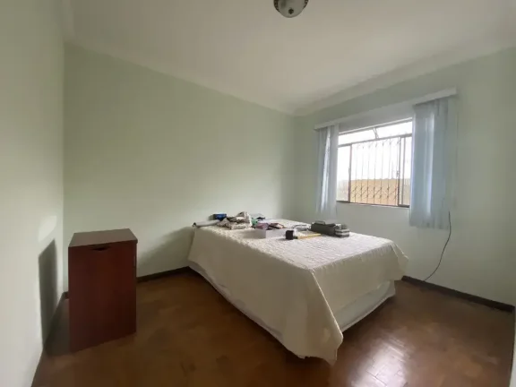 Imagem Espetacular Casa com 5 Dormitórios, Jardim Encantador e Pomar Privativo – Localização Privilegiada!