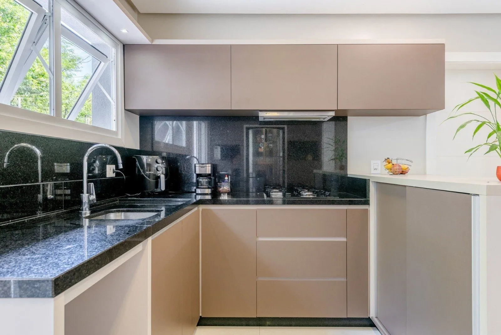 Imagem Casa em Condomínio com 228m² e 3 dormitórios, 1 suíte, 3 vagas no bairro Sarandi