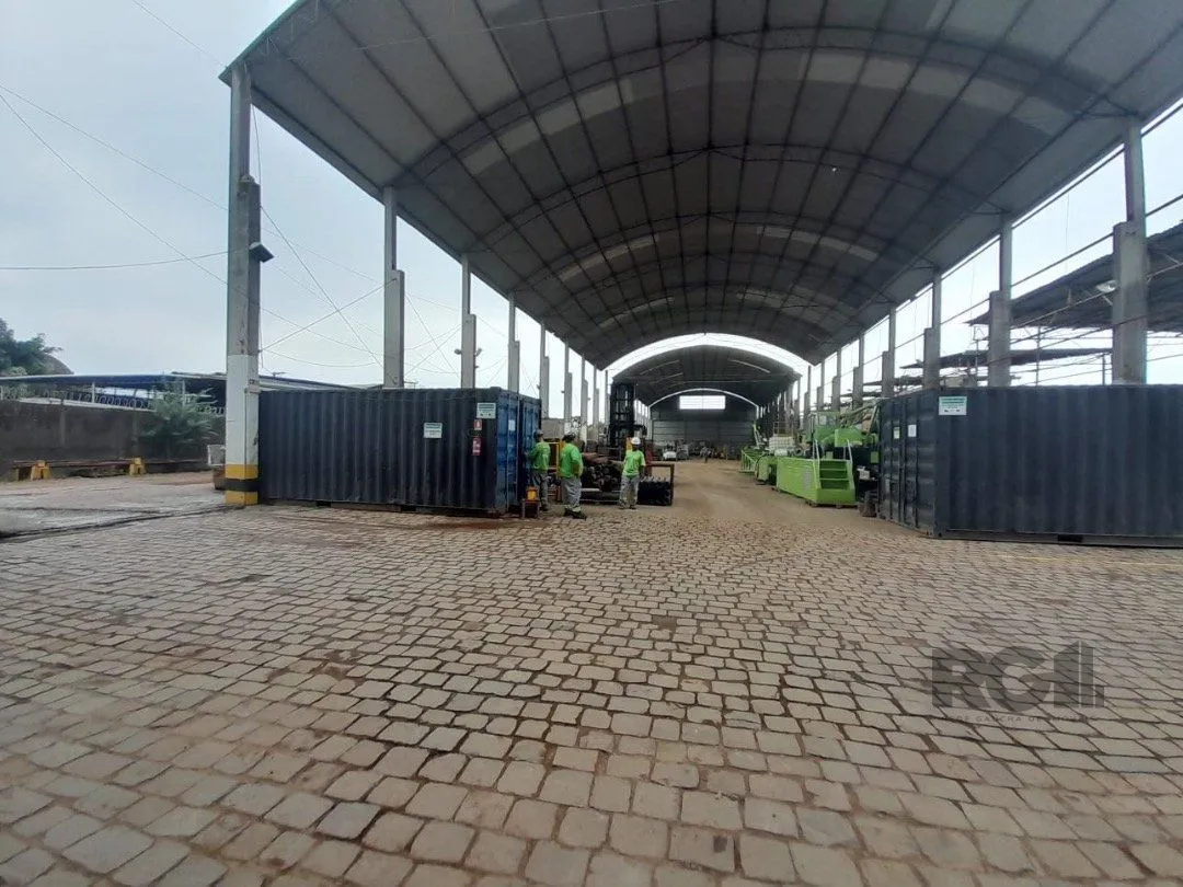 Imagem Prédio comercial com área total de 5.000 m² na rua Frederico Mentz, bairro Navegantes.
