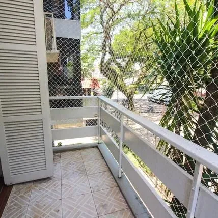 Imagem Apartamento com 2 dormitórios, banheiro auxiliar e 2 vagas cobertas.