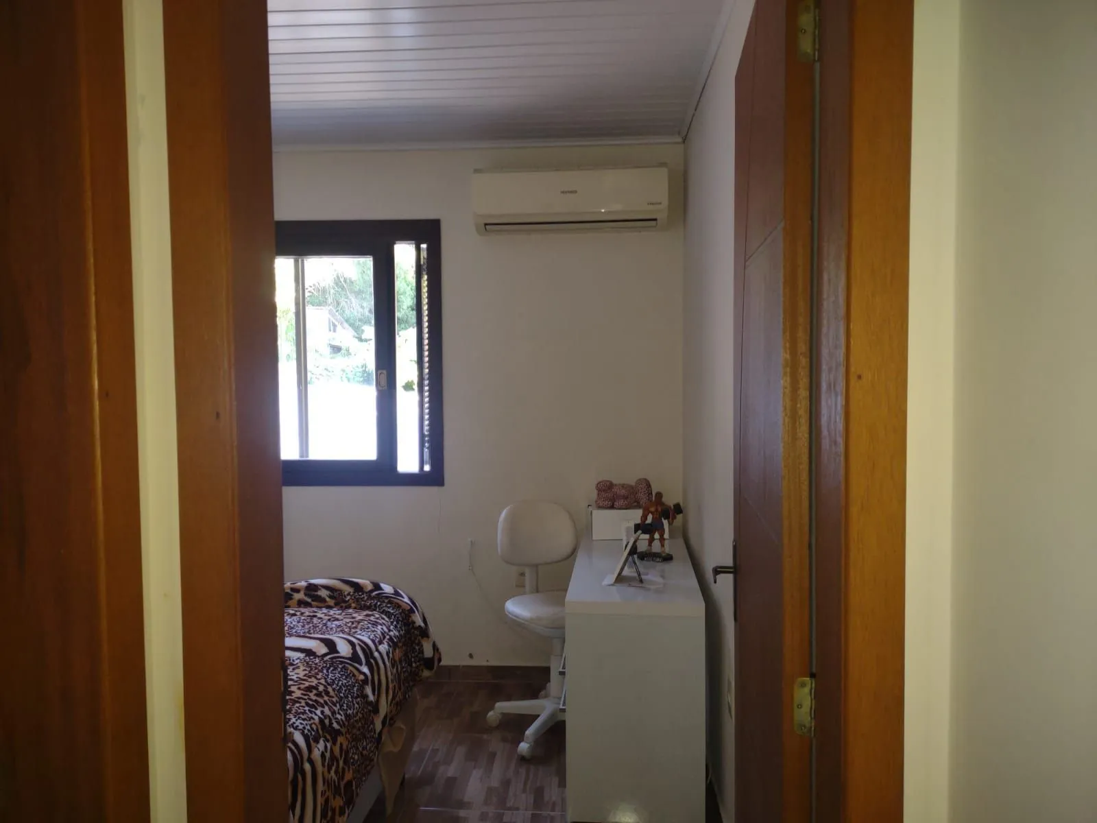 Imagem Casa com 4 quartos, suíte, piscina, lareira, churrasqueira em um terreno de 616m².