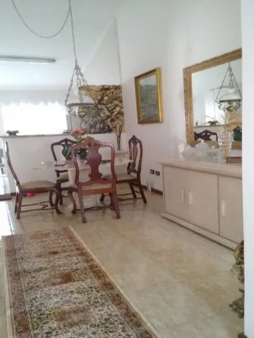 Imagem VENDA CASA ARUJÁ Excelente imóvel localizado no bairro Arujamérica com área total de 187 m² e área construída 100 m², com 3 dormitório. CONSULTE-NOS