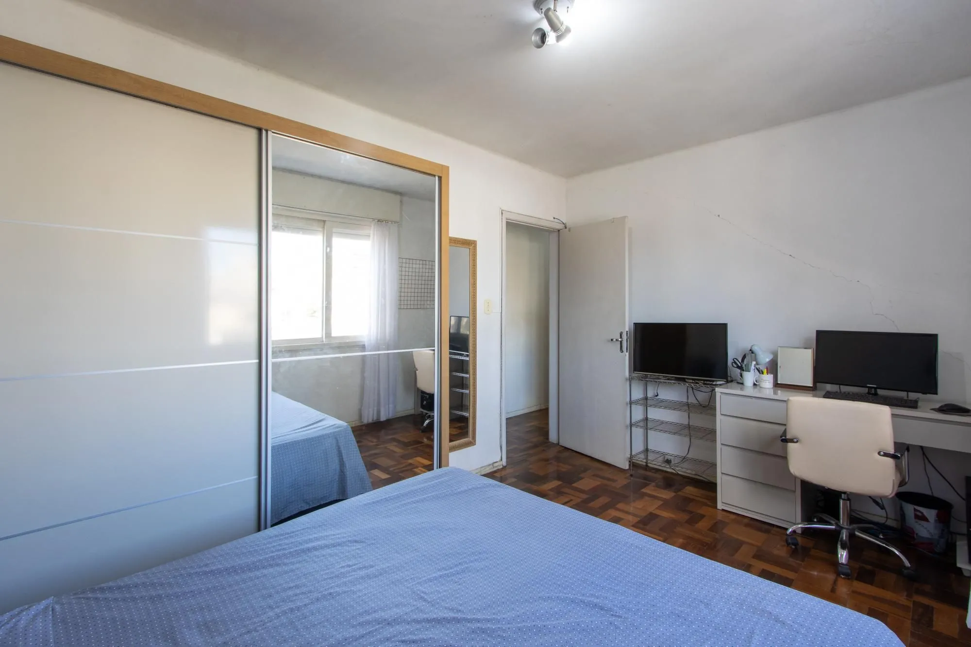 Imagem Apartamento de 3 dormitórios com uma vaga de garagem à venda no bairro Menino Deus - Porto Alegre
