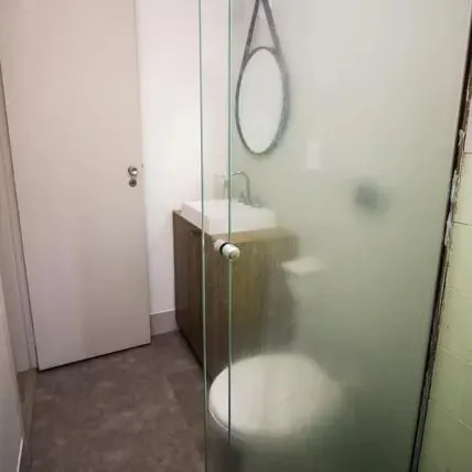 Imagem Apartamento com 2 dormitórios, banheiro auxiliar e 2 vagas cobertas.