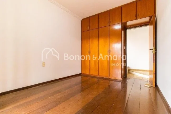 Imagem Ampla e confortável, esta excelente residência conta com 330m² de área construída, oferecendo e...