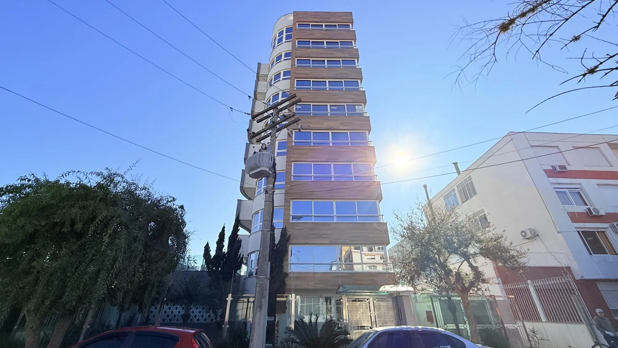 Imagem Excelente apartamento amplo com 2 dormitórios, 2 suítes mais dependência de empregada ou gabinete ou 3º dormitório