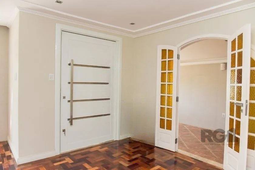 Imagem Casa de 197m² - 5 dormitórios, 3 vagas no bairro Rubem Berta