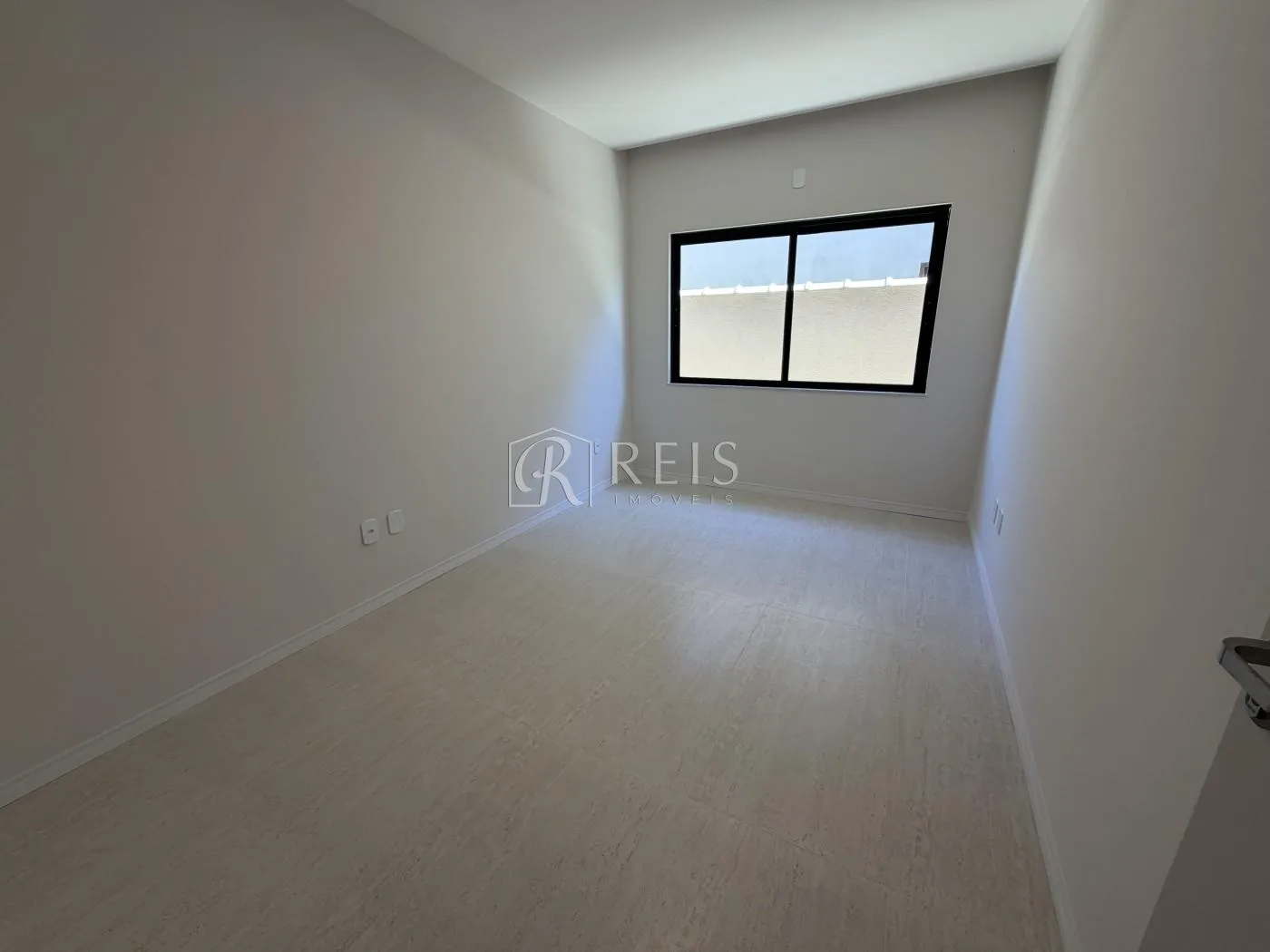 Imagem Casa para Venda em Rio das Ostras, Ouro Verde, 3 dormitórios, 1 suíte, 3 banheiros, 2 vagas