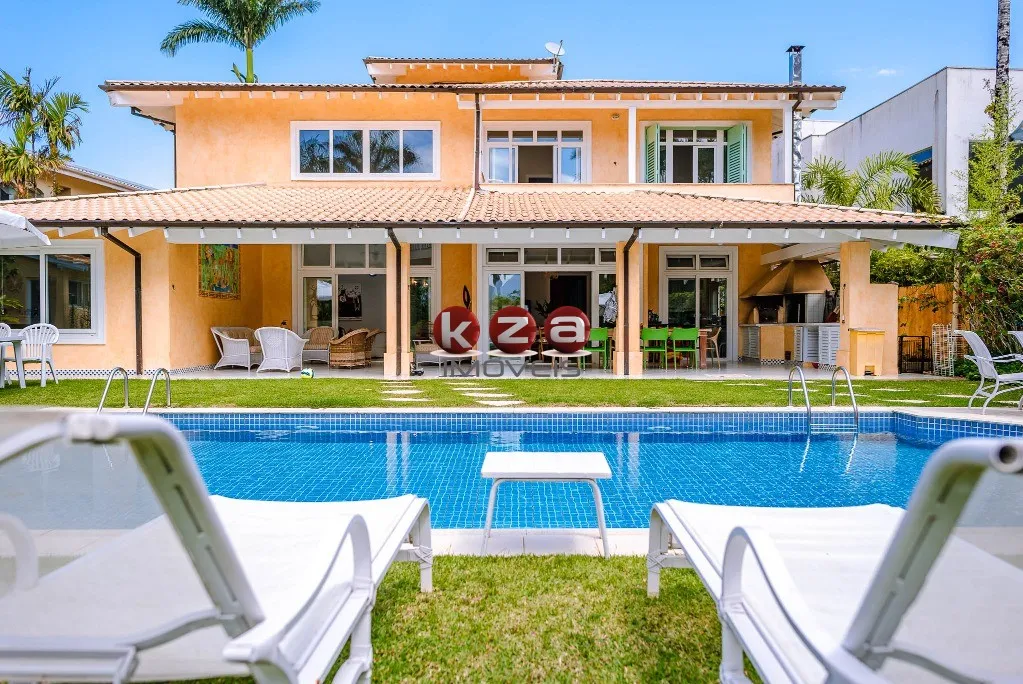 Foto do imóvel Luxuosa casa à venda no Condomínio Costa Verde, na Praia de Tabatinga, Caraguatatuba-SP, 5 suítes, 2 salas, , 344m². Venha conferir!
