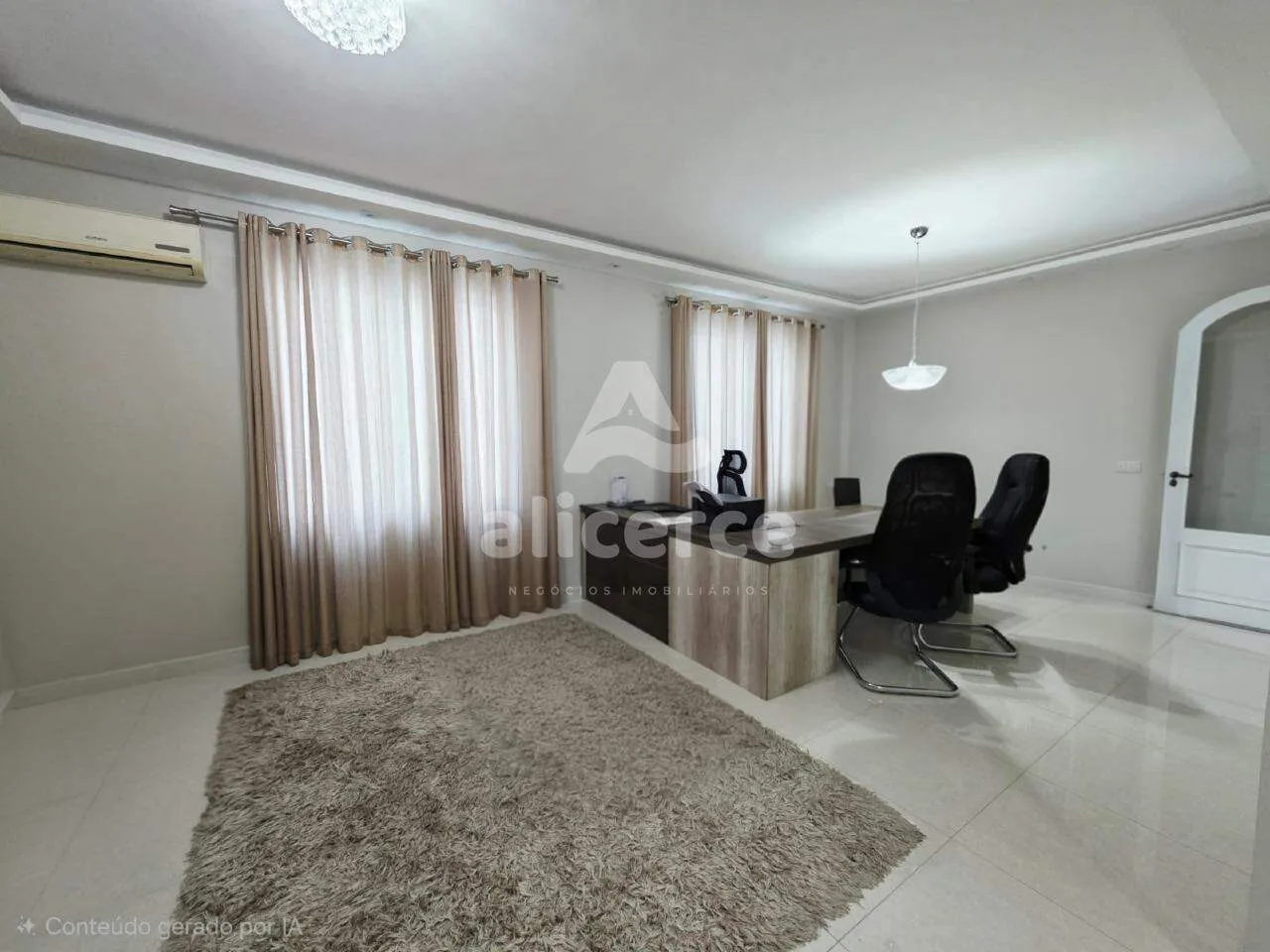 Imagem Casa Alto `Padrão a 1 quadra da Beira-Mar Continental | 3 Dormitórios I 4 Vagas de Garagens I Piscina no bairro Estreito - Florianópolis/SC