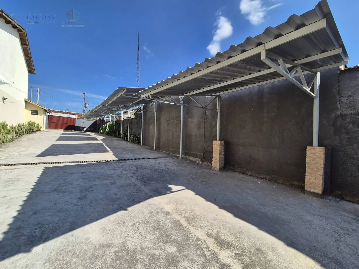 Imagem Casa em Condomínio Fechado com Suíte, Quintal e Garagem Coberta