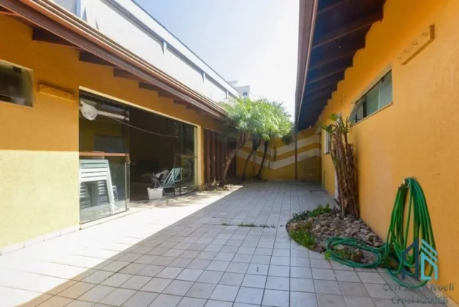Imagem Casa com edícula a venda, 03 quartos c/suíte, no Portão em Curitiba PR