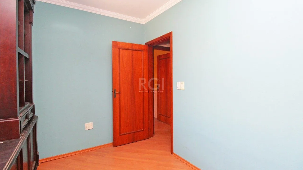 Imagem Excelente casa em condomínio com três (3) dormitórios, uma (1) suíte, duas (2) vagas de garagem próximo ao Barra Shopping , no bairro Cristal em Porto Alegre.