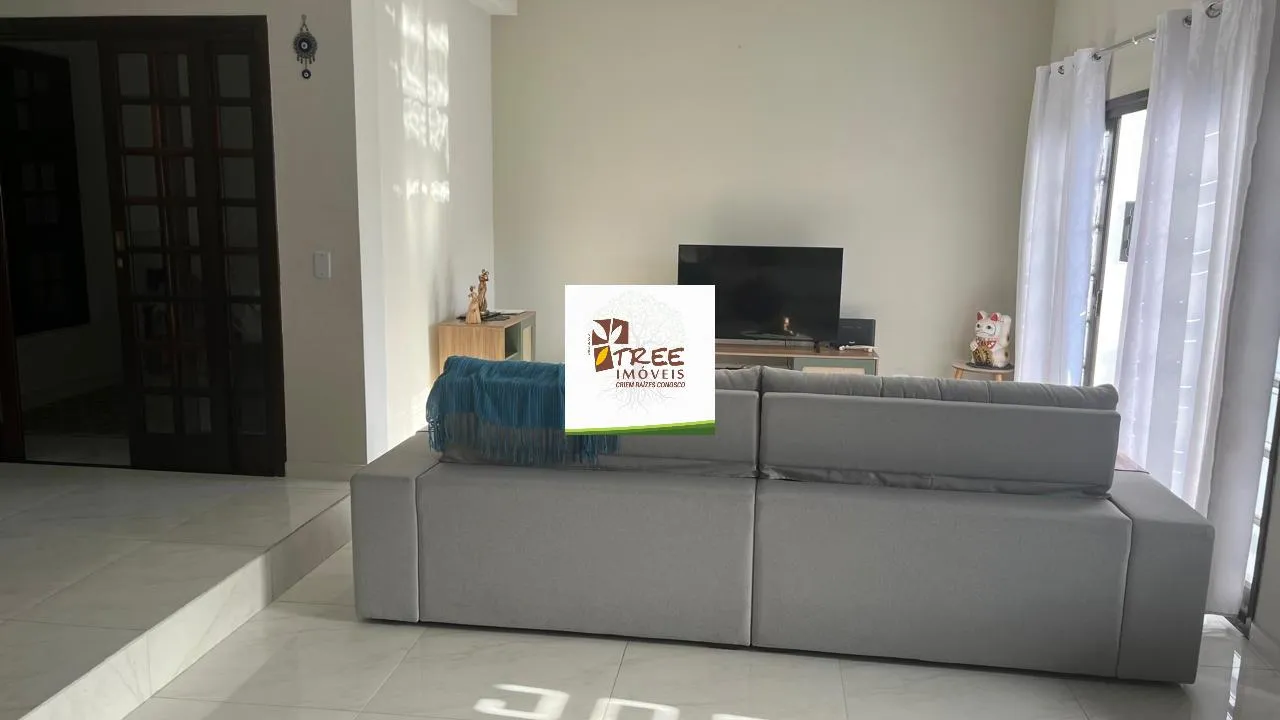 Imagem LOCAÇÃO DE SOBRADO NO ARUJAMÉRICA, EM ARUJÁ/SP, 450m² com 4 quartos, suíte com A/C, varanda, 4 salas, quintal, lavandeira e 4 vagas. CONSULTE-NOS.