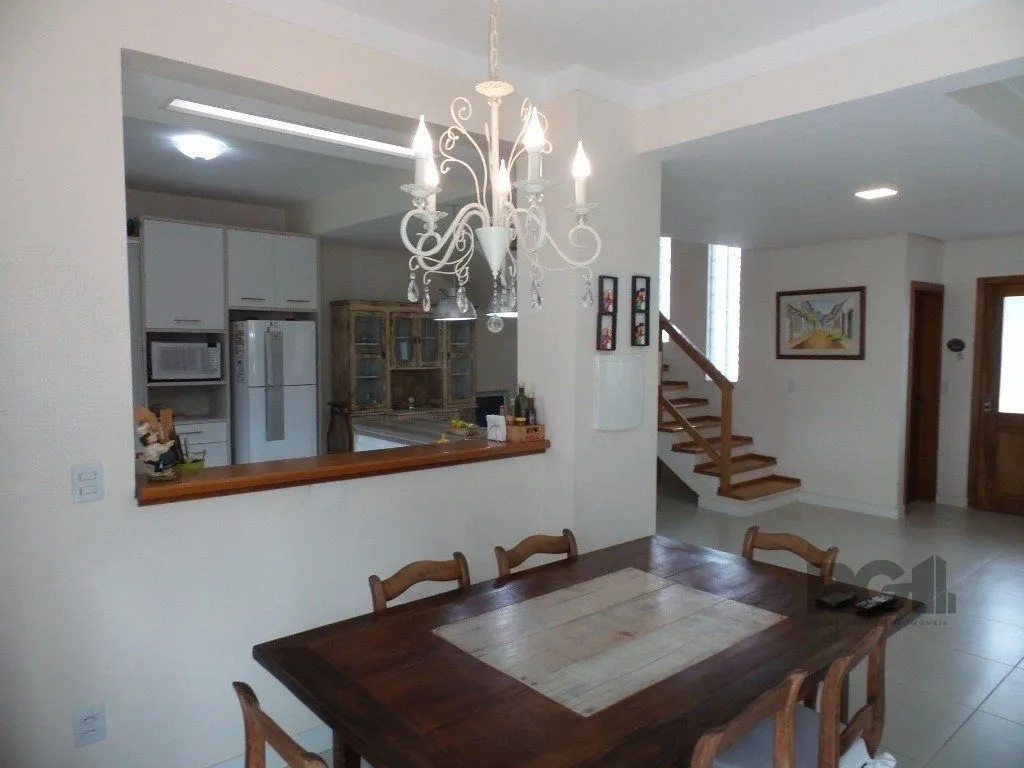 Imagem Excelente casa em condomínio com 3 dormitórios e 4 vagas.