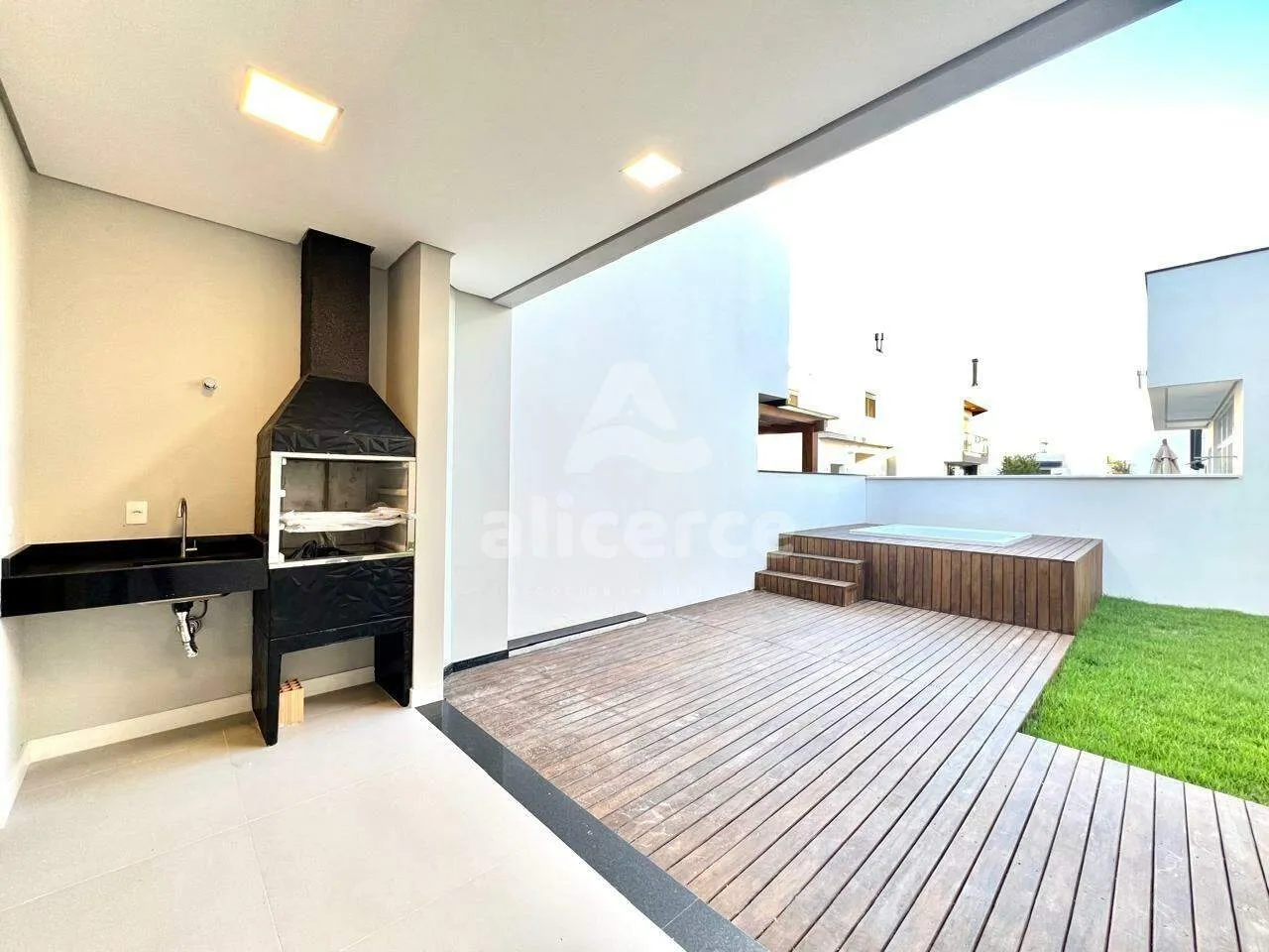 Imagem Casa à venda com 3 quartos, 1 suíte e 150m² no Delta Ville, Beira Rio, Biguaçu/SC. Alto padrão, jacuzzi, lazer completo e segurança.