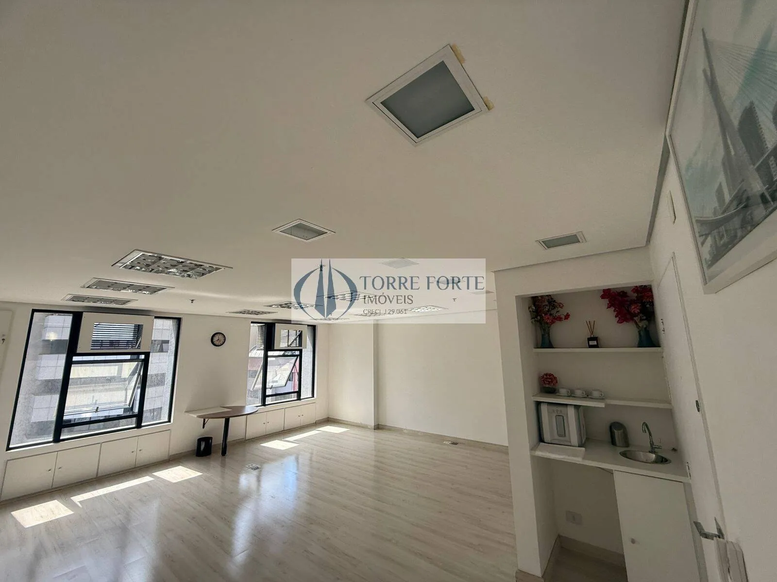 Imagem Ótima sala comercial com 42 m², 1 banheiro, 1 vaga de garagem, no Brooklin