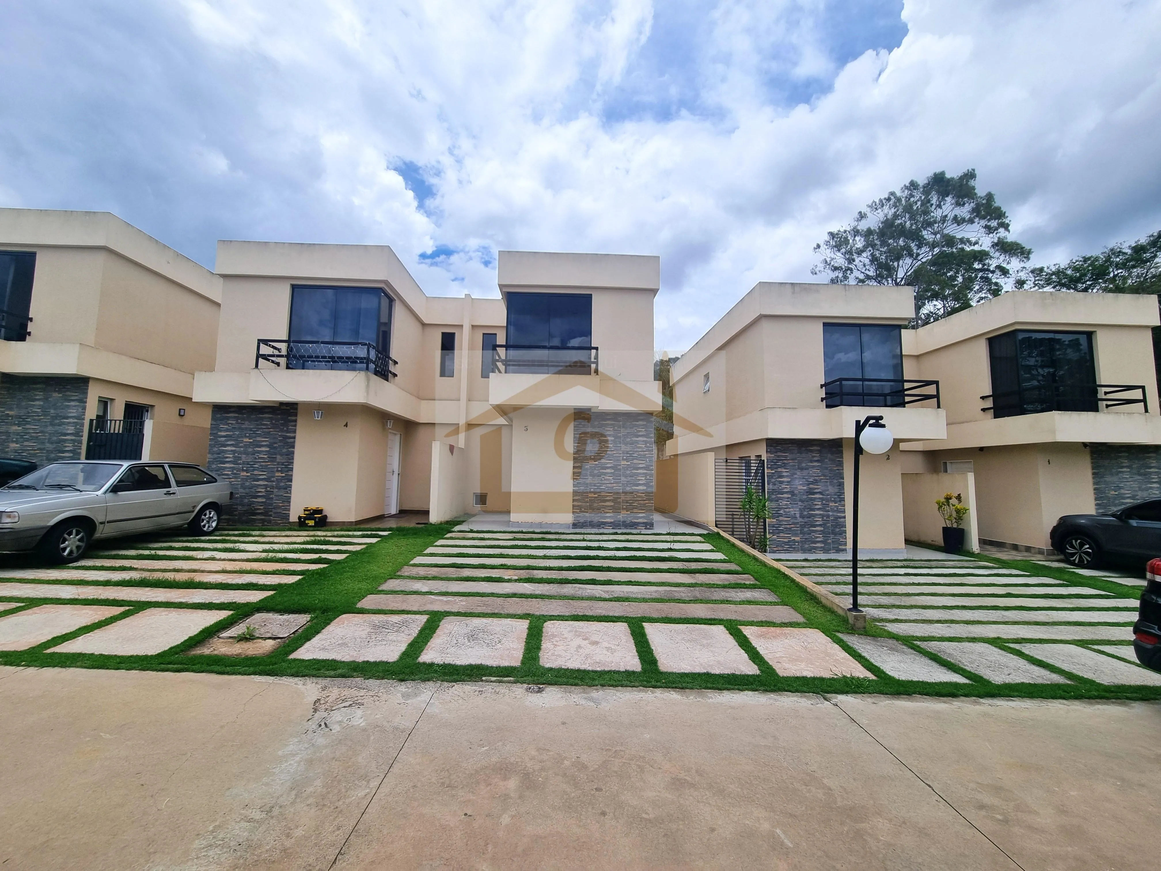 Imagem Pequeno Residencial, Casa com Duas Suítes, varanda, 2 vagas