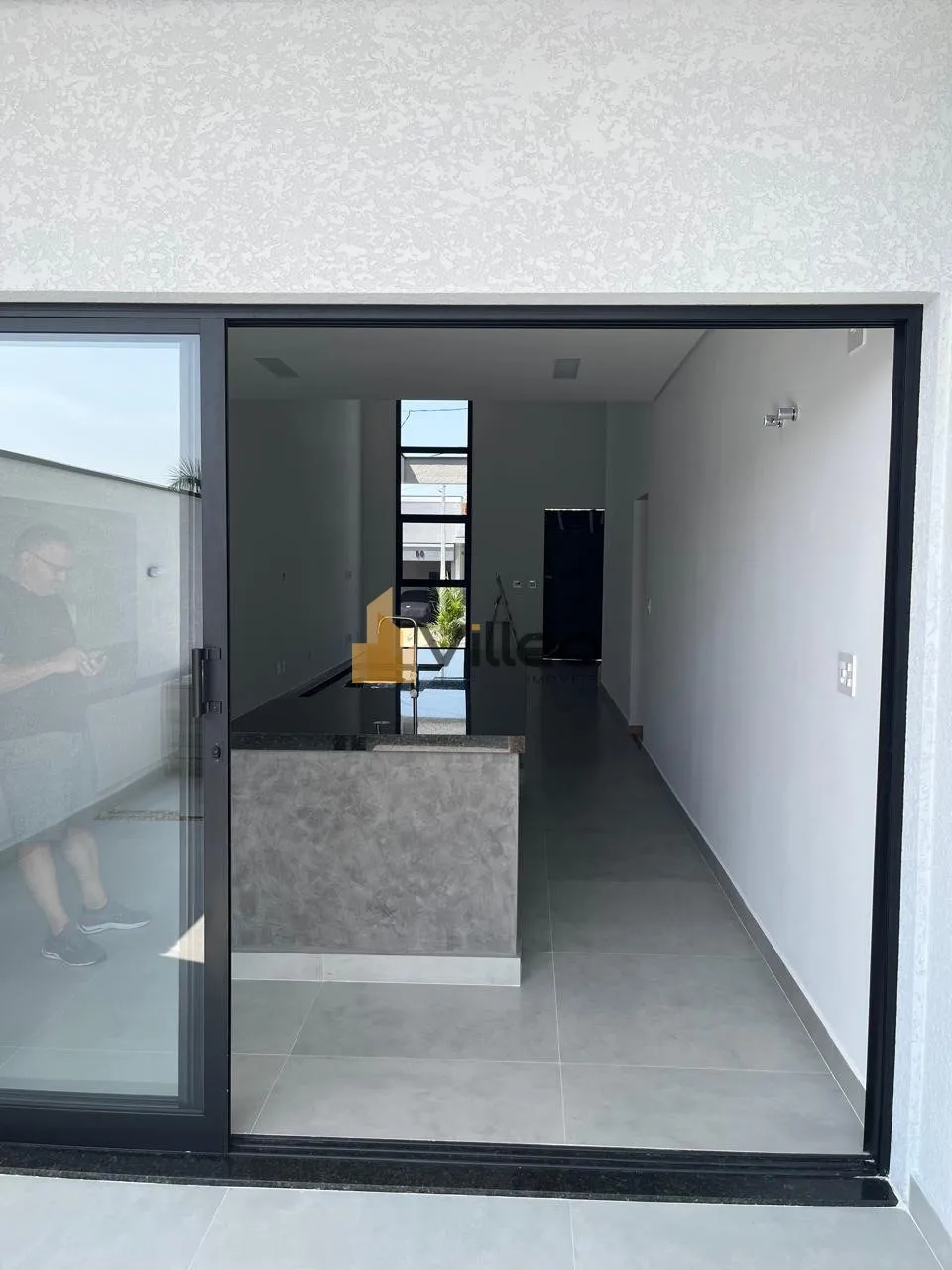 Imagem Descubra o equilíbrio perfeito entre modernidade, conforto e segurança nesta belíssima casa térr...
